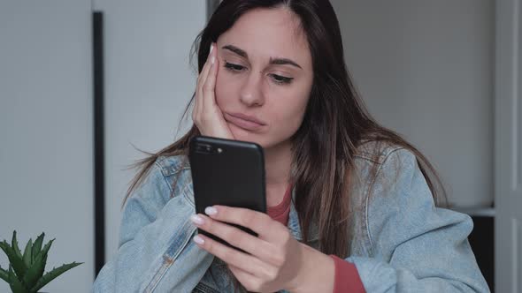 Attractive Millenial Woman Serfing News in Smartphone alt