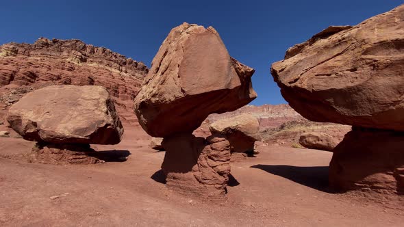 Amazing balancing boulders in Arizona alt