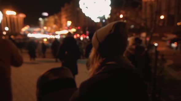 People Street Night Christmas Shopping Walking Market alt