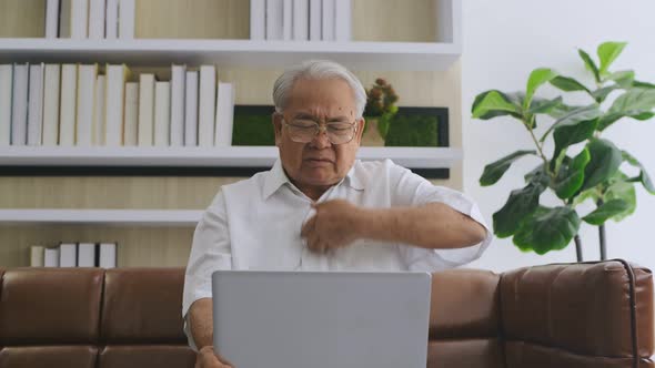 Health concept. An old Asian man communicating with a doctor by computer, 4k Resolution alt
