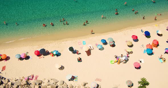 Wonderful sandy beach with bathers from above - people - ocean - vacation - slow motion alt