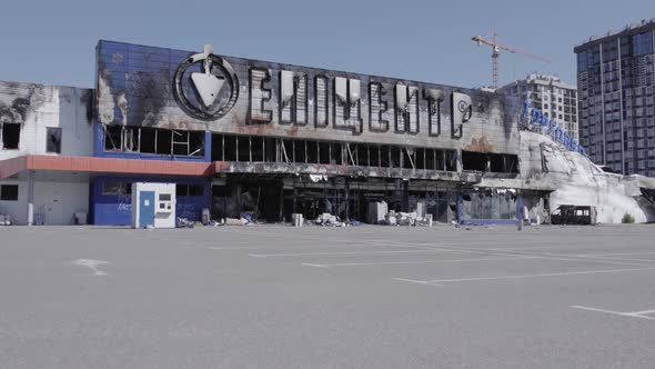 War in Ukraine Destroyed Shopping Center in Bucha alt