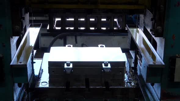 Operator Stamping Metal Sheet By Pressing Machine Cnc Control Metal Pressing Machine High Precision