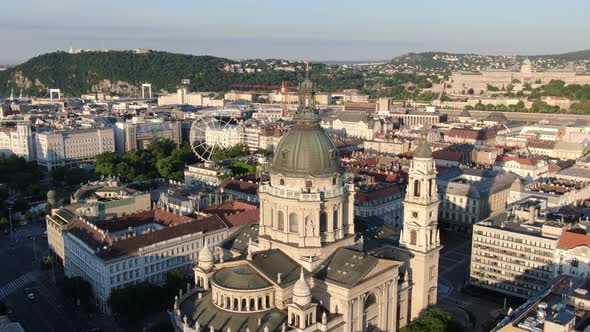 Flight over St. Stephen's Basilica (Szent Istvan-bazilika), Budapest, Hungary alt