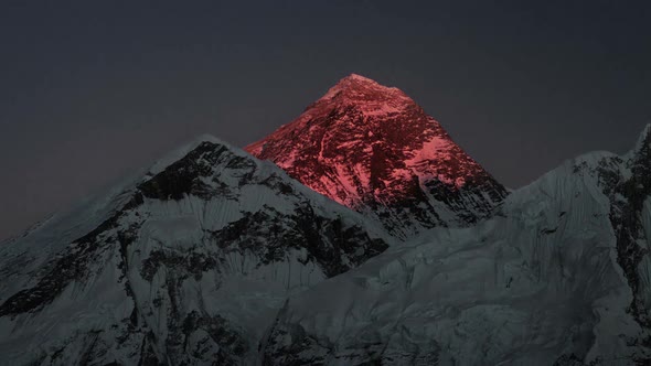 Time-lapse of Mount Everest at sunset alt