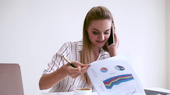Blonde Business Woman Working at Modern Office alt