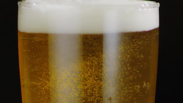 Cold Beer in slow motion alt