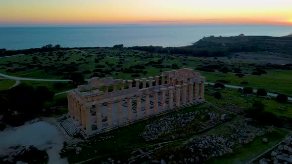 Selinunte Temple Sicily Italy Sunset at the Archeological Site of Selinunte Sicilia alt