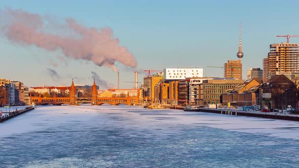 Snowy Day Time Lapse of Berlin Cityscape with Oberbaumbruecke and Spree River, Berlin, Germany alt