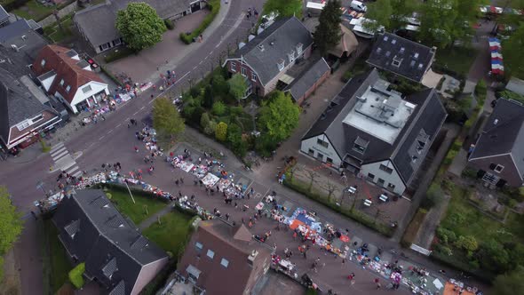 Netherlands - 27 april 2022, Blaricum: Flea market on Kingsday, Aerial topdown view alt