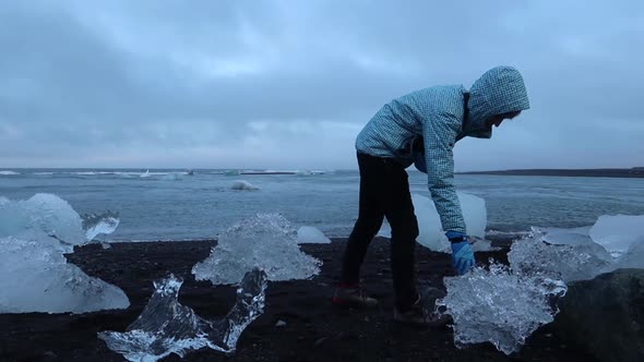 Ice Beach in Iceland near Jokulsarlon lagoon alt