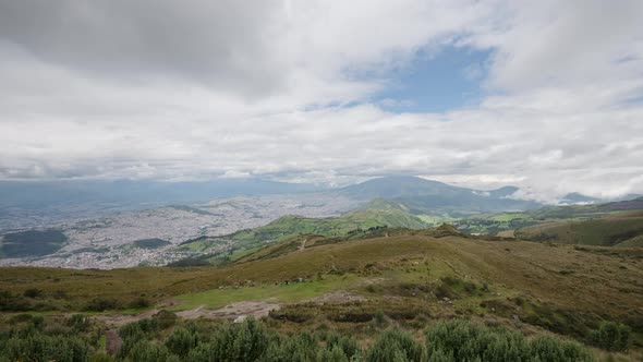 Timelapse of the sky above Quito alt