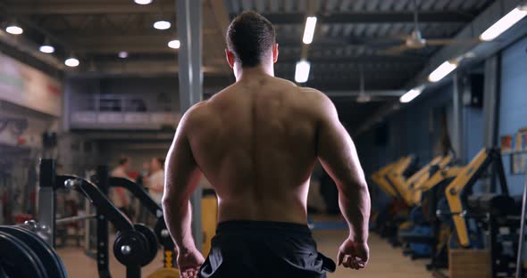 Bodybuilder Goes to the Gym alt