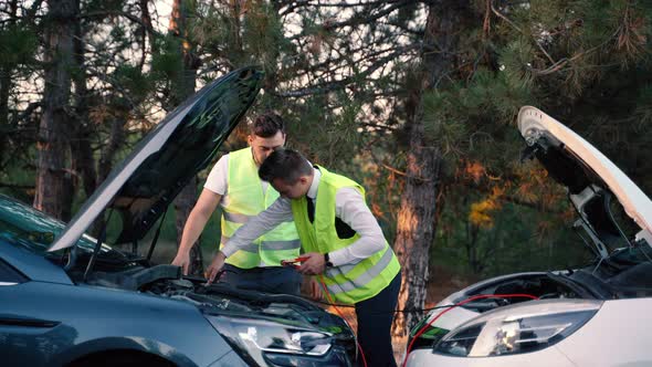 Cables for Switching the Battery on the Car Recharging Battery on the Road alt