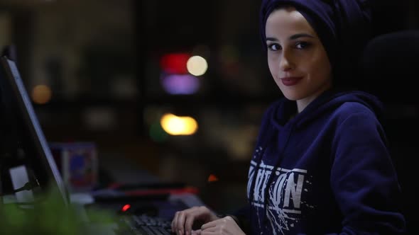 Businesswoman Looking alt