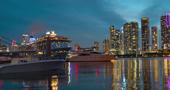 Miami Timelapse. Cruise Ship on Miami Skyline Timelapse. Miami, Florida, USA Skyline on Biscayne Bay alt