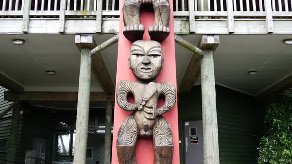Tilt from the Maori statues  alt