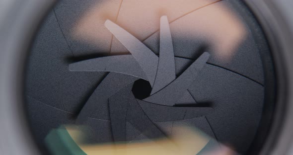 Adjusting aperture on camera lens alt