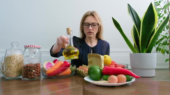 Female Nutritionist Talking About Healthy Eating Showing Healthy Food Plate alt