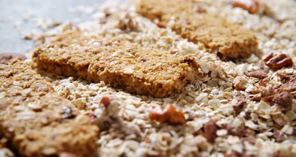 Granola bar with scattered oatmeal alt