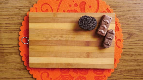 Cutting chocolate bars into pieces alt