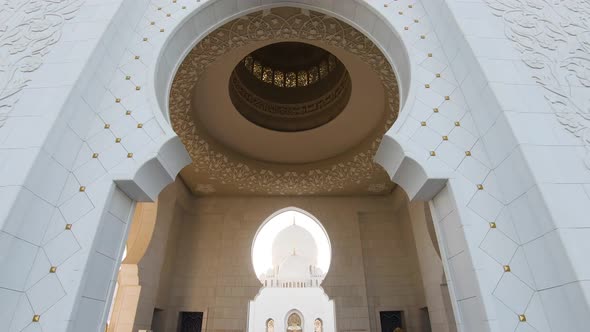 Look up of Sheikh Zayed bin Sultan Al Nahyan Grand Mosque, Abu Dhabi, United Arab Emirates alt