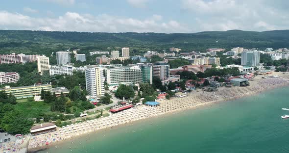 Aerial view of beach and hotels in Golden Sands, Zlatni Piasaci. alt