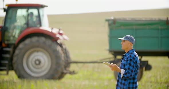 Farmer Using Digital Tablet Agriculture alt