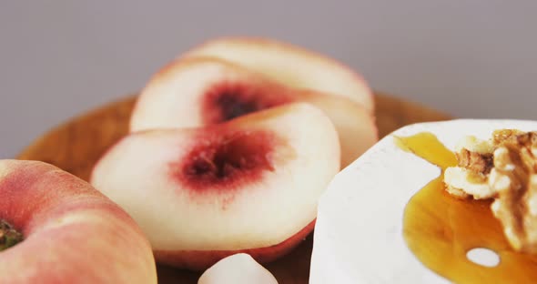 Goat cheese with walnut and peach alt