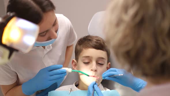 Little boy treats teeth, dentists examine a child's teeth, the concept of dentistry alt
