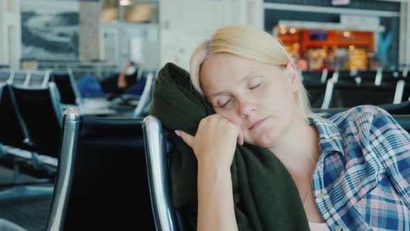 A Young Woman Fell Asleep in the Airport Terminal alt