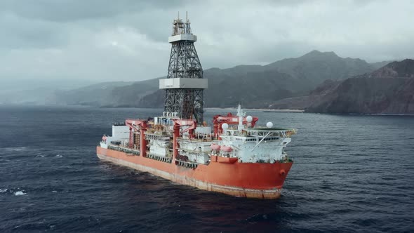 Typical Drill Ship for Exploration, Drilling and Production of Oil and Gas From Offshore Fields alt