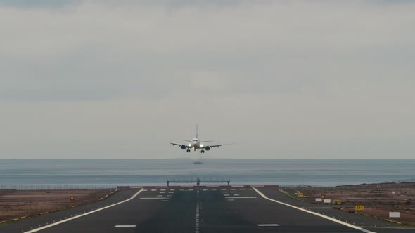 Airplane Flies to the Airport alt