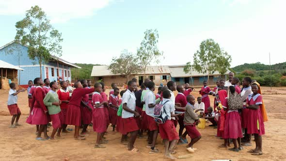 Students Dancing, African alt