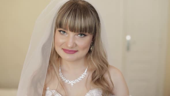 Beautiful and Lovely Bride in Wedding Dress. Pretty Woman alt