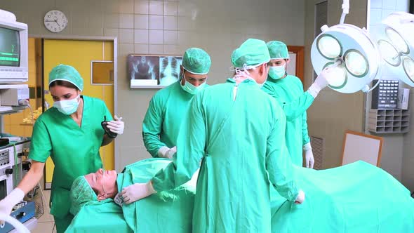 Surgical team preparing the patient to be operated alt