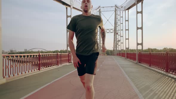 Young Runner Injured His Knee During Training alt