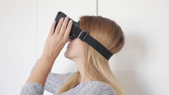 First time experience with 3D VR blond female in slow-mo  1080p HD footage - Blonde woman slow motio alt