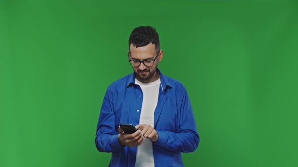 Smiling Handsome Bearded Mand in Casual Shirt Isolated on Green Background Studio alt