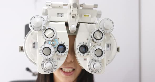 Woman doing eye test alt