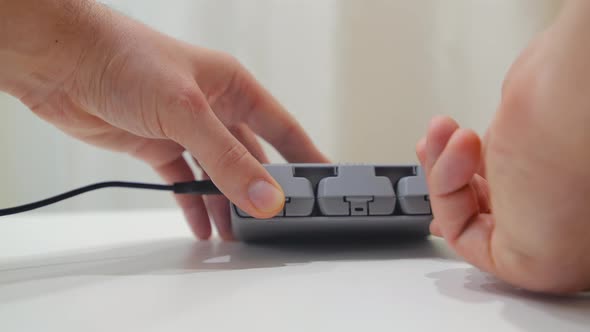 Removing Battery From the Charger alt