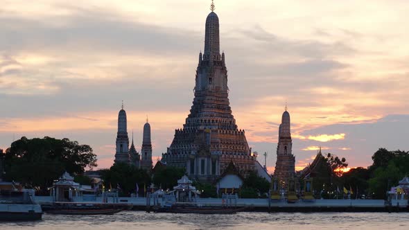 4K : Time lapse Landmark of bangkok Temple of Wat Arun alt