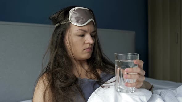 Hard Awakening of a Woman After Excessive Alcohol Consumption alt