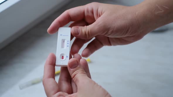 The woman did an express test at home, the result is negative. alt