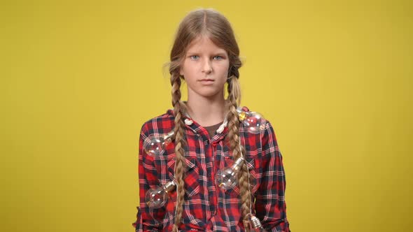 Teenage Girl Get Scared As Garland Turning on Shoulders alt