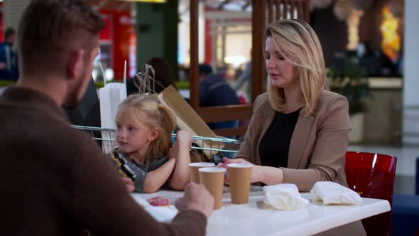 Smart Woman Takes Antibacterial Hand Gel and Gives To Dauhter alt