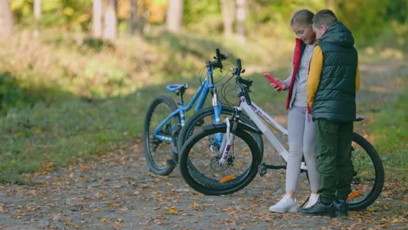 Children Look at the Phone alt