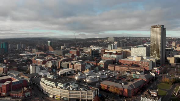 Drone shot above the city of Sheffield, panning over the Train Station, Sheffield Hallam, Park Hill alt
