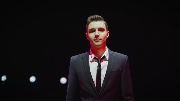 The Showman Is Standing on the Stage alt