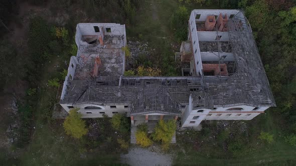 Big abandoned house in the forest 03 alt